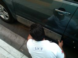 Cuando encuentran las piezas, un perito del IJCF los acompaña hasta su auto para verificar que coincidan.  /