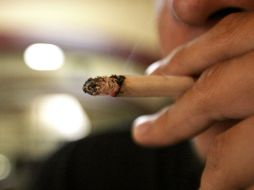 Los mismos cigarros anuncian con mayúsculas que son dañinos para la salud y que deben alejarse de menores. ARCHIVO /