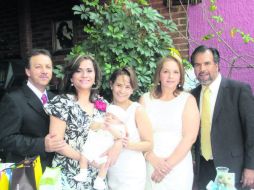 Ernesto Román, María Guadalupe Godínez, Selene Román, Lilia Román y Luis Rodríguez con el pequeño León André.  /