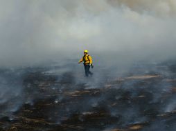 Autoridades señalan que equipos de bomberos aún continúan trabajando para sofocar el incendio. AFP /