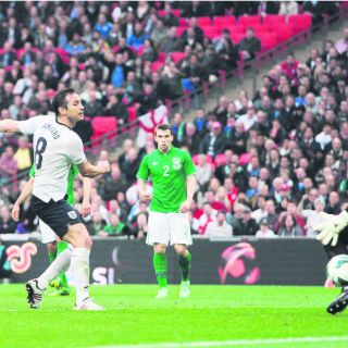 Lampard salva a Inglaterra