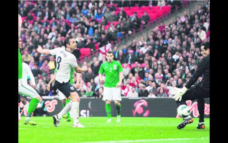 Lampard vence al arquero irlandés, en el amistoso disputado en Wembley. AFP /