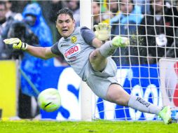 Moisés Muñoz le detiene uno de los penales a los jugadores de Cruz Azul, en la final del Clausura 2013, del domingo pasado. EL INFORMADOR /