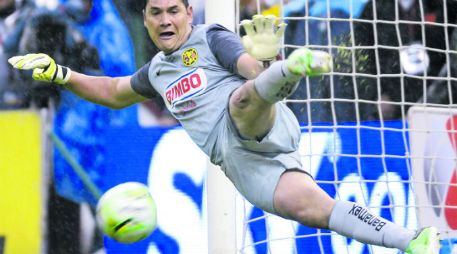Moisés Muñoz le detiene uno de los penales a los jugadores de Cruz Azul, en la final del Clausura 2013, del domingo pasado. EL INFORMADOR /