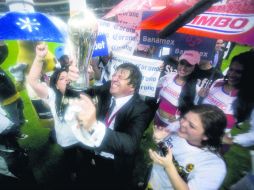 Herrera festeja con su familia el título 11 del América, logrado el domingo. AP /