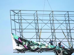 Autoridades de Tlajomulco desmontaron cinco anuncios espectaculares y proyectan hacer lo propio con doce más en los próximos días. EL INFORMADOR /