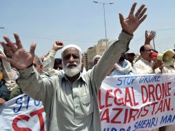 Simpatizantes del talibán protestan contra los ataques de Estados Unidos. AFP /