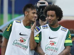 En la ''verdeamarella'' juegan juntos, en España, Marcelo (d) y Neymar serán rivales. AP /