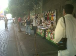 El Ayuntamiento de Guadalajara tolera el ambulantaje en distintos espacios públicos, ahora también en López Cotilla.  /