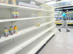 La escasez de artículos de primera necesidad llevó al gobierno a iniciar una serie de reuniones con empresarios de distintos sectores. AFP /