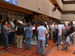 Un centenar de personas se manifestaron contra el corte de la señal televisiva cuando aún no cuentan con decodificador. ARCHIVO /