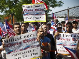 Los manifestantes denunciaron que este tipo de publicidad es ''ofensiva''. EFE /