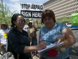 El grupo Respeto Arizona debía entregar hoy 335 mil firmas de votantes registrados en el condado. ARCHIVO /