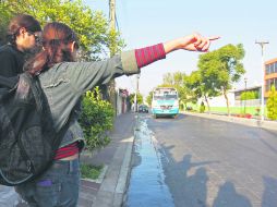 CENTRO DE ZAPOPAN. Usuarios del transporte público sobre la Avenida Hidalgo. EL INFORMADOR /