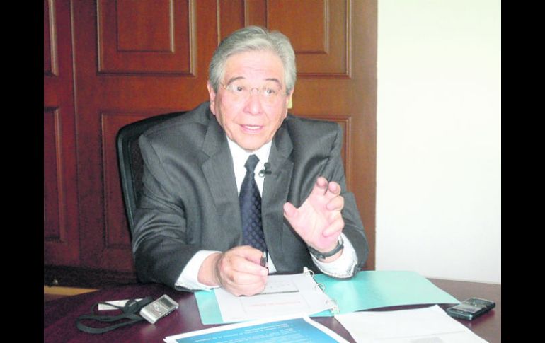 El especialista afirma que desde la familia es como mejor se puede tomar conciencia de los problemas que acarera el hábito de fumar. ESPECIAL /