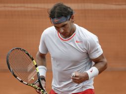Tras la suspensión por lluvia, Rafa Nadal disputa su juego. AFP /