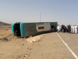 Al menos cuatro turistas mexicanos mueren y otros 19 resultan heridos al volcar el autobús en que viajaban. AFP /