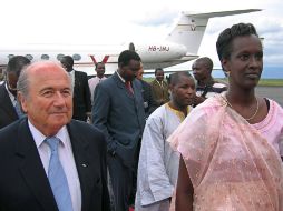 El presidente de FIFA, Joseph Blatter, acompañando a Nsekera, en Port Louis. AFP /
