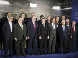 El presidente del Real Madrid, Florentino Pérez (4i - primera fila), y los miembros de su junta directiva. EFE /