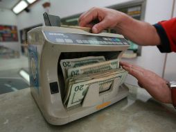 El peso se deprecia frente al dólar y en operaciones al menudeo alcanza los 13 pesos por dólar. ARCHIVO /