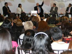 Esta mañana se entregan estímulos económicos a mil 67 maestros que cumplieron con el tiempo laboral necesario para su jubilación. ARCHIVO /