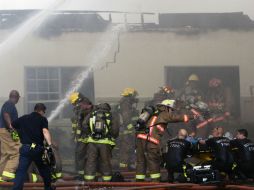 Al menos cuatro bomberos murieron y otros seis resultaron gravemente lesionados mientras combatían las llamas de un extenso incendio. AP /