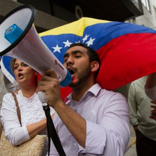 Chavistas cierran avenida en rechazo a reunión Santos-Capriles