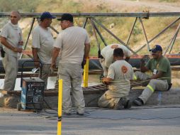 Se colocaron postes seguidos por alambres y cintas preventivas. ESPECIAL /