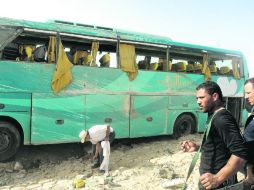 Así quedó el camión que transportaba a los peregrinos mexicanos, luego de volcarse cerca de la ciudad de Al Tour. EFE /