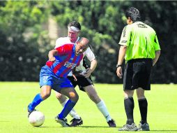 Para llegar a la final, Tarahumaras (uniforme blanco) tuvo que vencer a equipos como Potros, en la categoría Super Senior. EL INFORMADOR /