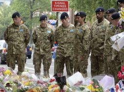 Soldados británicos visitan el lugar donde ciudadanos dejaron ramos de flores y mensajes en recuerdo del soldado británico Lee Rigby. EFE /