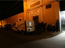 El cuerpo es trasladado a las intalaciones del Servicio Médico Forense. ARCHIVO /