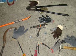 En el lugar, les aseguran pinzas de presión, un matillo y otras herramientas.  /