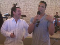 El secretario de Turismo de Guanajuato (i) y el jugador de la NFL, Tony González (d).  /