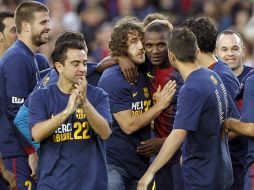 Los jugadores del Barcelona dieron una cálida despedida a Abidal. EFE /