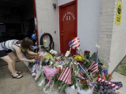 Arreglos de flores son colocados en la estación de bomberos de Houston en memoria de los elementos caídos. AP /
