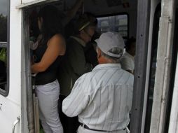 Usuarios del transporte público piden al gobierno estatal que revise que las tarifas se ajusten al monto autorizado. ARCHIVO /