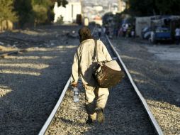 La CNDH asegura que en su paso por suelo mexicano, los migrantes son víctimas de constantes asaltos y secuestros. ARCHIVO /