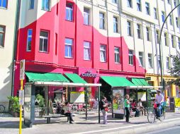 En el centro. El ingreso principal al hostal The Circus, en la calle Weinbergsweg, punto de reunión de mochileros. ESPECIAL /