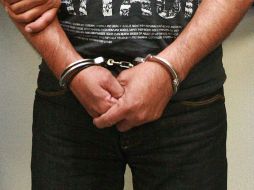 Un presunto delincuente es detenido y dos vehículos le son asegurados con armas de fuego. ARCHIVO /