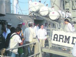 Aristóteles Sandoval, en la corbeta ''Doblado'' desde donde se arrojarían flores para los uniformados finados en defensa del país. EL INFORMADOR /