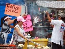 El comer en la calle también es otra de las causas de los malestares estomacales. ARCHIVO /