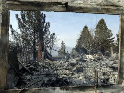 El fuego destruyó al menos cinco casas en Lake Hughes. AP /