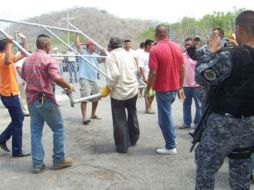 Por la mañana se presentaron elementos de la FGE y liberaron el derecho del paso.  /