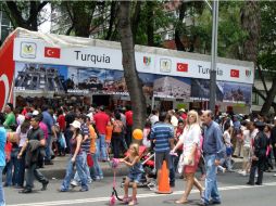 Miles de ciudadanos se dan cita en Paseo de la Reforma, para recorrer la Feria de las Culturas Amigas 2013. NTX /