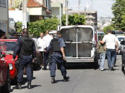 Los policías y paramédicos acuden a una finca donde encuentran a la persona fallecida.  /