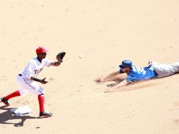 Jurickson Profar (i) , de 20 años, jonronea y define el triunfo para los Vigilantes. AFP /