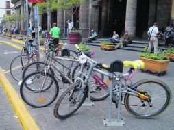 Especialistas instan a hacer un gasto fuerte para proteger la bicicleta,sobre todo si se suele dejarla en ciclopuertos de la calle. EL INFORMADOR /