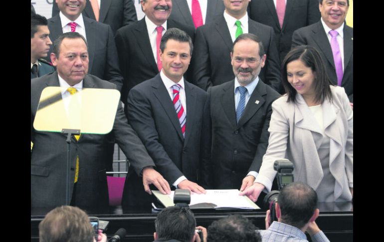El Pacto por México creado por el tricolor sólo empoderó a los dirigentes del PRD y del PAN. Cristina Díaz, por el PRI, también firmó. NTX /