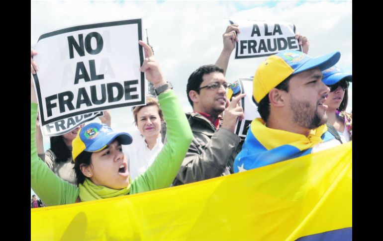 En París, cientos de partidarios del opositor Henrique Capriles reclaman una auditoría al Consejo Nacional Electoral, en Caracas. AFP /